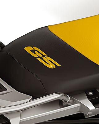 Vemos el asiento negro y amarillo de la edición 40 años GS con una pegatina GS.