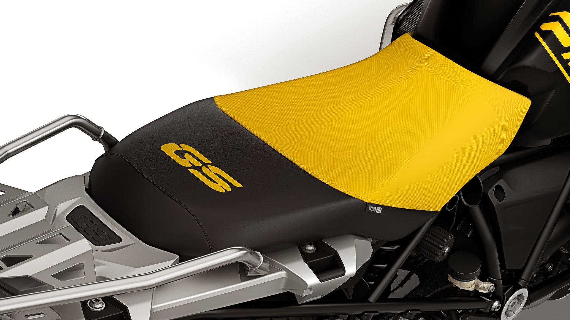 Vemos el asiento negro y amarillo de la edición 40 años GS con una pegatina GS.
