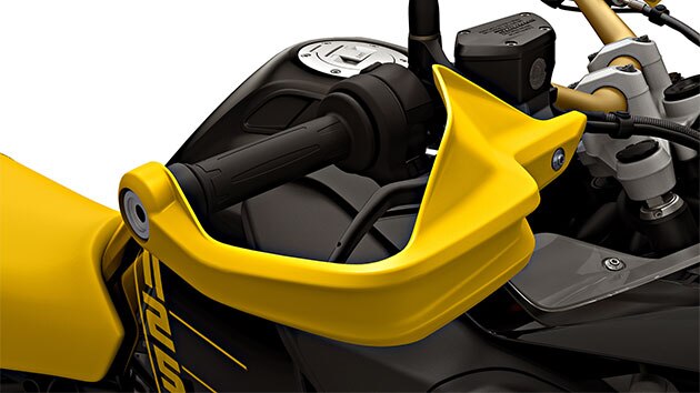 Vemos la edición 40 años GS con un protector de manos amarillo.
