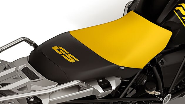 Vemos el asiento negro y amarillo de la edición 40 años GS con una pegatina GS.